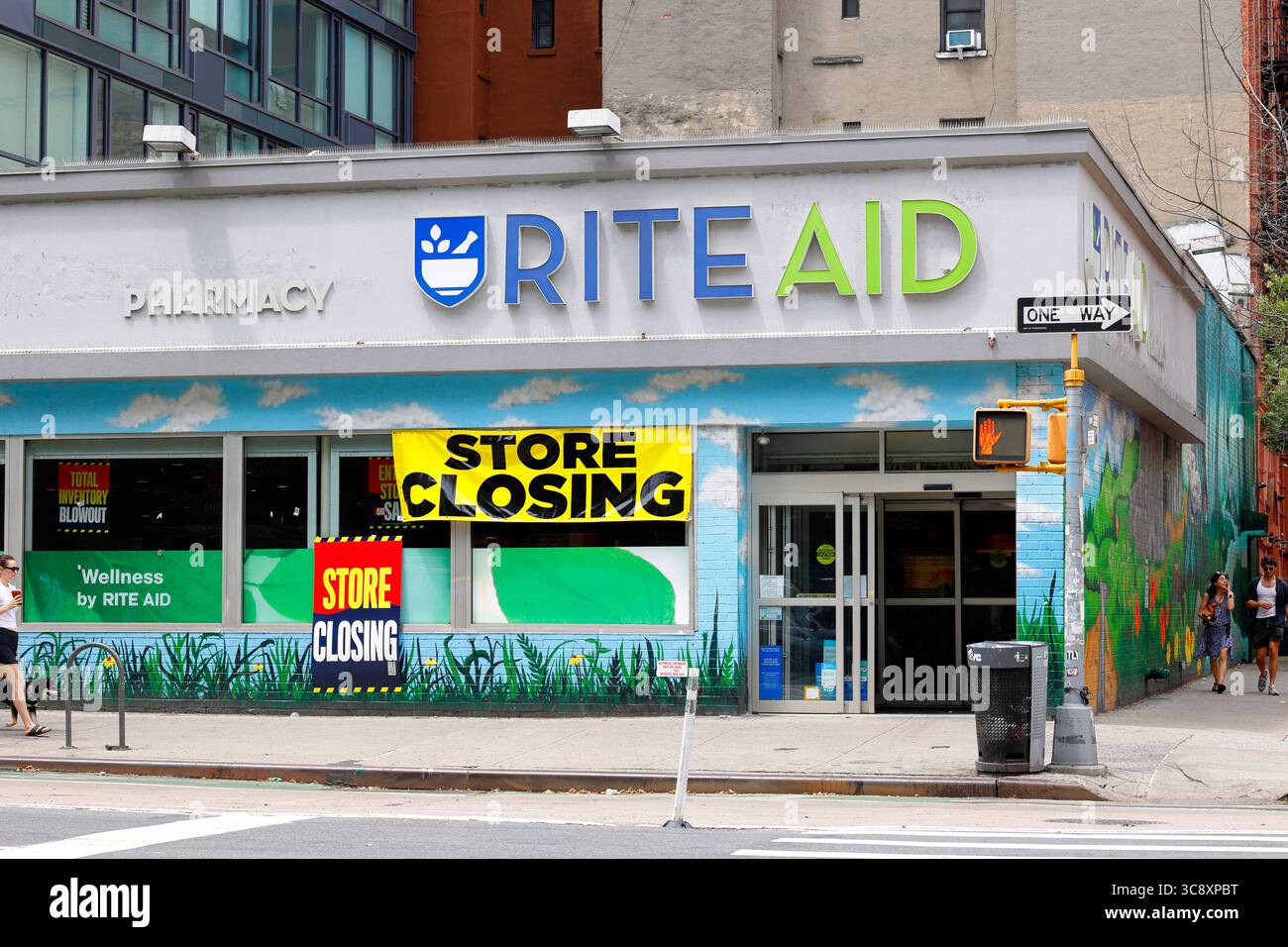 Une pharmacie Rite Aid avec des bannières de fermeture de magasin et des enseignes dans le quartier East Village de Manhattan. Le magasin avait déposé une déclaration de faillite au chapitre 11 Banque D'Images
