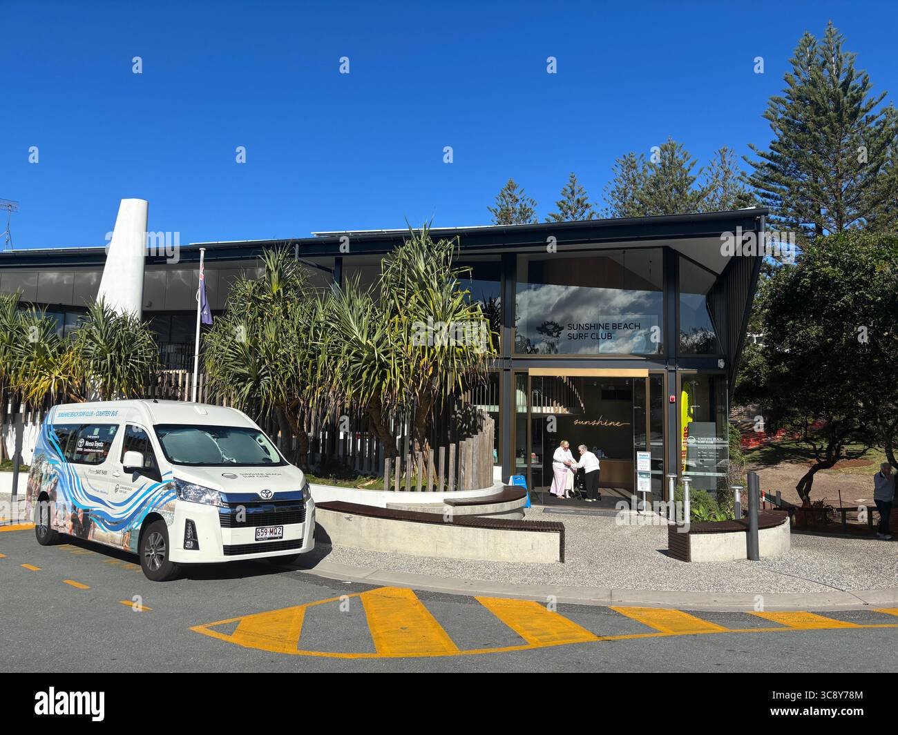 Bus et entrée accessible du Sunshine Beach Surf Club, Sunshine Coast, Queensland, Australie. Pas DE MR ou PR Banque D'Images