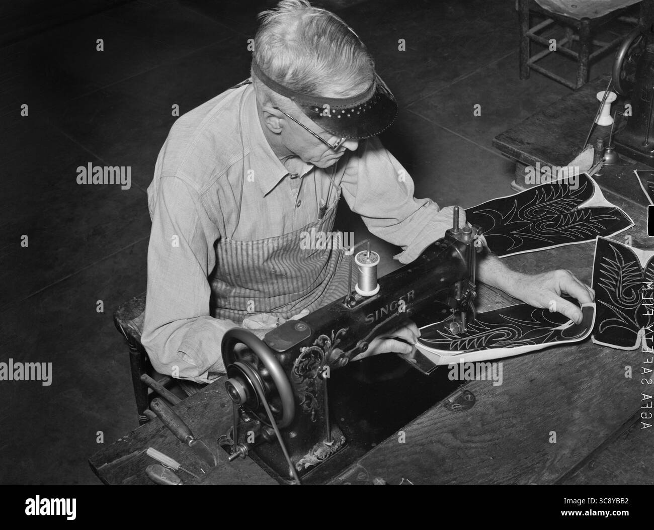 31 janvier 2018, Alpine, Texas, États-Unis : motif de couture sur les dessus de bottes dans Boot Shop, Alpine, Texas, États-Unis, Russell Lee, U.S. Office of War information/U.S. Administration de la sécurité agricole, mai 1939 (crédit image : © JT Vintage/Glasshouse via ZUMA Wire) Banque D'Images