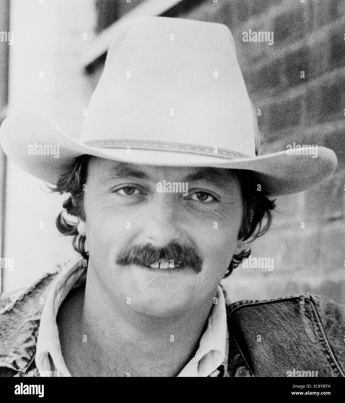 28 avril 2020, États-Unis : James Mitchum, Head and Shoulders Portrait publicitaire pour le film, ''Trackdown'', 1976 (crédit image : © JT Vintage/Glasshouse via ZUMA Wire) Banque D'Images