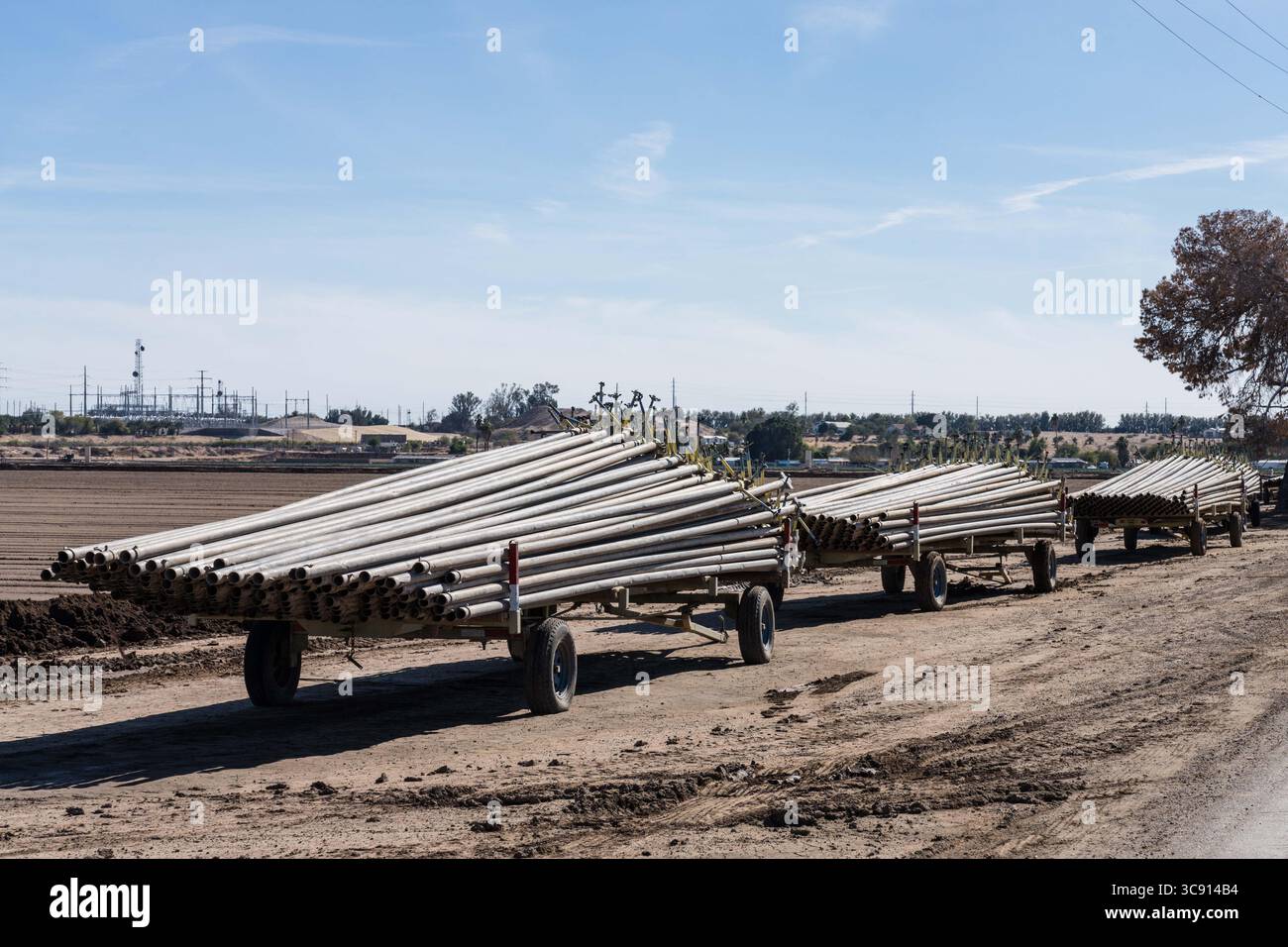27 janvier 2021, Yuma, Arizona, États-Unis : piles de tuyaux d'irrigation sur des remorques pour l'irrigation des champs agricoles dans le désert autour de Yuma, Arizona. (Crédit image : © Jon G. Fuller/VW pics via ZUMA Wire) Banque D'Images
