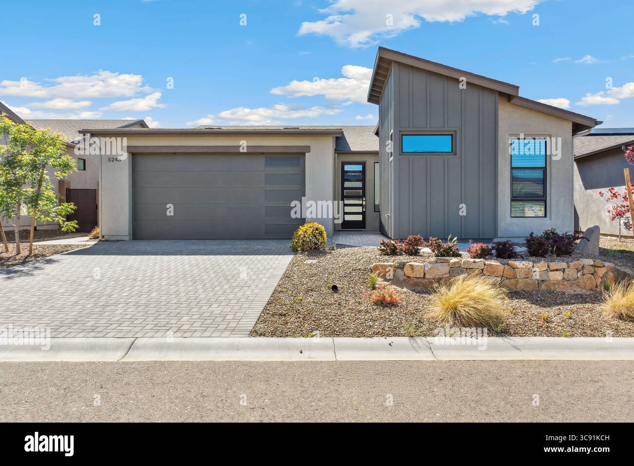 Une maison contemporaine avec un garage spacieux, avec une allée à la fois fonctionnelle et esthétique Banque D'Images