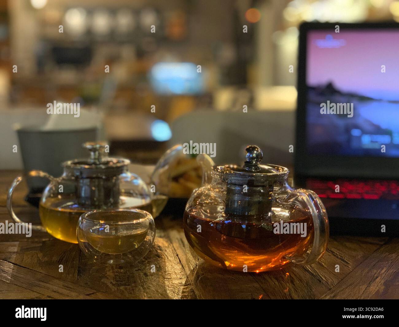 Thé dans un café confortable. - Image de stock capturée avec un smartphone