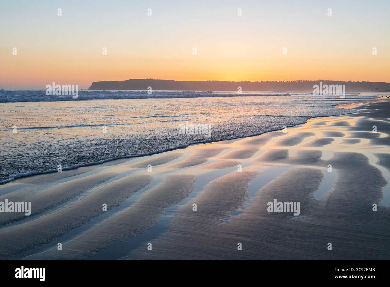 5 mars 2021 : coucher de soleil à Dog Beach à Coronado, Californie le vendredi 5 mars 2021. (Crédit image : © Rishi Deka/ZUMA Wire) Banque D'Images