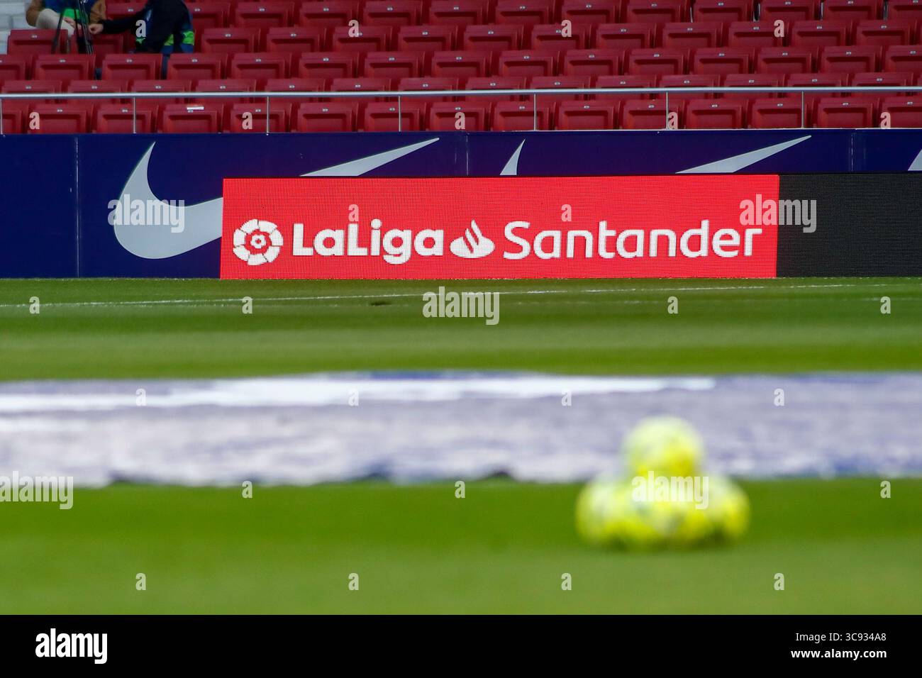10 mars 2021, MADRID, MADRID, ESPAGNE : vue du logo Santander lors de la ligue espagnole, la Liga Santander, match de football joué entre l'Atletico de Madrid et l'Athletic Club au stade Wanda Metropolitano le 10 mars 2021, à Madrid, Espagne. (Crédit image : © Oscar J. Barroso/AFP7 via ZUMA Wire) Banque D'Images