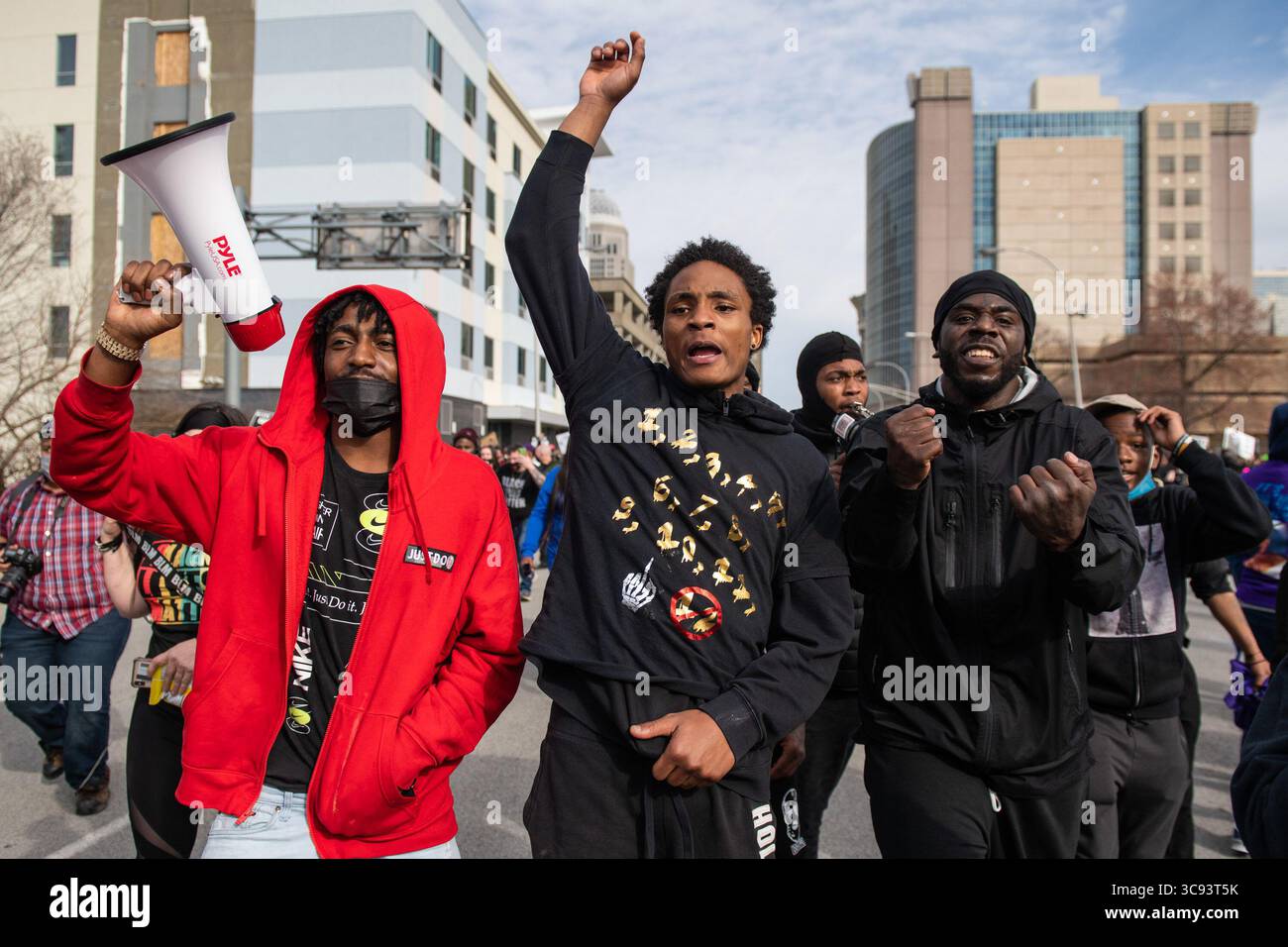 13 mars 2021, Louisville, Kentucky, États-Unis : des manifestants manifestent à l'occasion du premier anniversaire de la mort de Breonna Taylor le 13 mars 2021 à Louisville, Kentucky. (Crédit image : © imageSPACE via ZUMA Wire) Banque D'Images