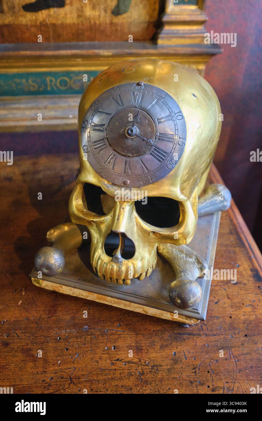 Une sculpture de crâne humain en or qui est aussi une horloge de chevet. Au musée Bagatti Valsecchi à Milan, Italie. Banque D'Images
