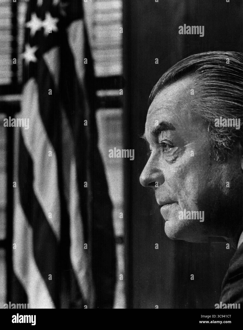 28 mai 1972, Detroit, Michigan, États-Unis : STEPHEN J. Roth (21 avril 1908 - 11 juillet 1974) était un juge de district des États-Unis de la Cour de district des États-Unis pour le district est du Michigan. Un programme controversé de transport scolaire à Detroit a été le résultat après que Roth a ordonné l'adoption d'un plan de déségrégation qui englobait 85 districts scolaires périphériques. (Crédit image : © Tony Spina/Detroit Free Press via ZUMA Wire) Banque D'Images