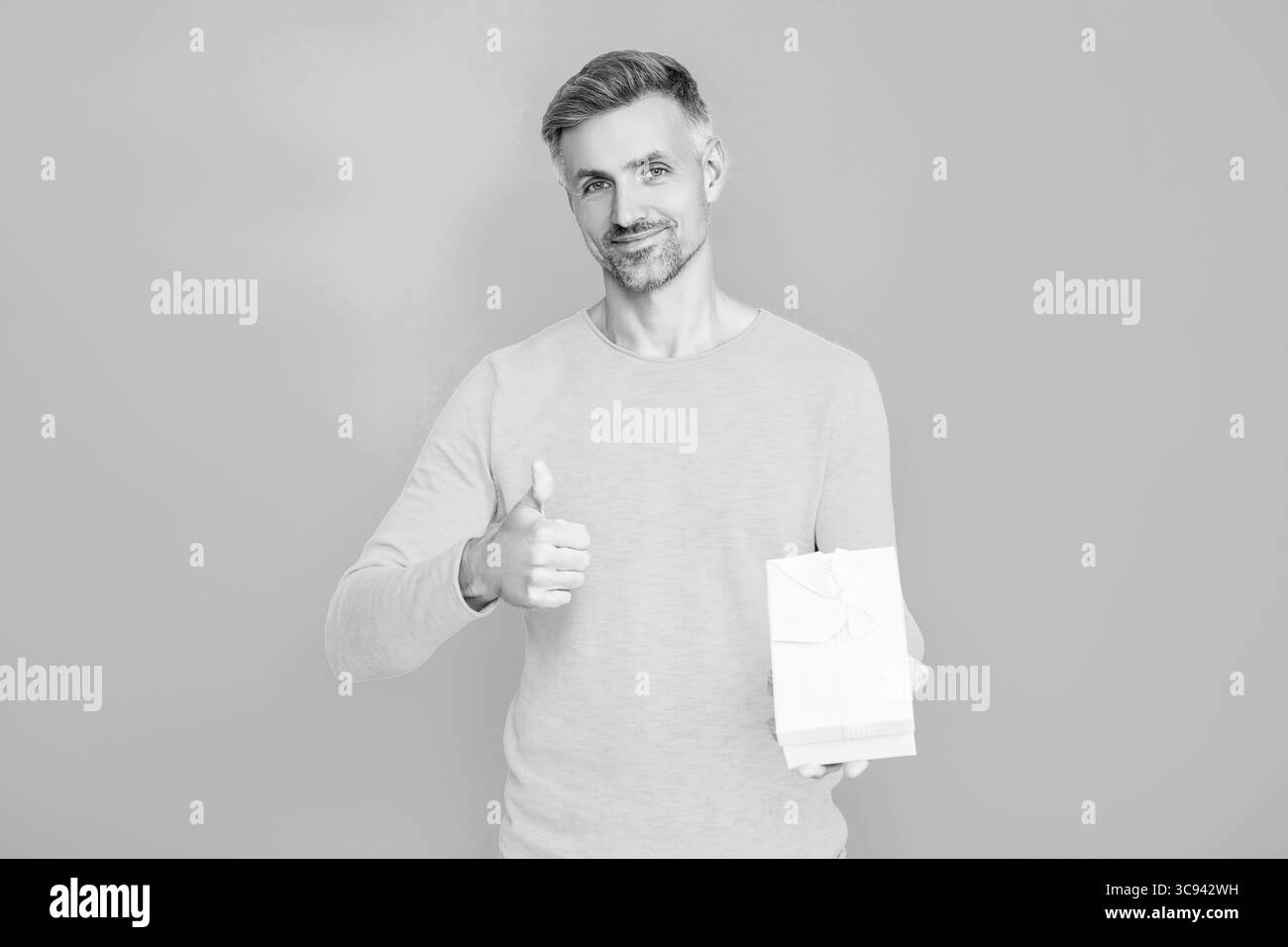 Bonne Saint Valentin. Jour des hommes. Homme amoureux isolé sur bleu. Cadeau romantique pour la date. Cadeau pour la journée des hommes. Homme mûr le 14 février. Man Give Banque D'Images