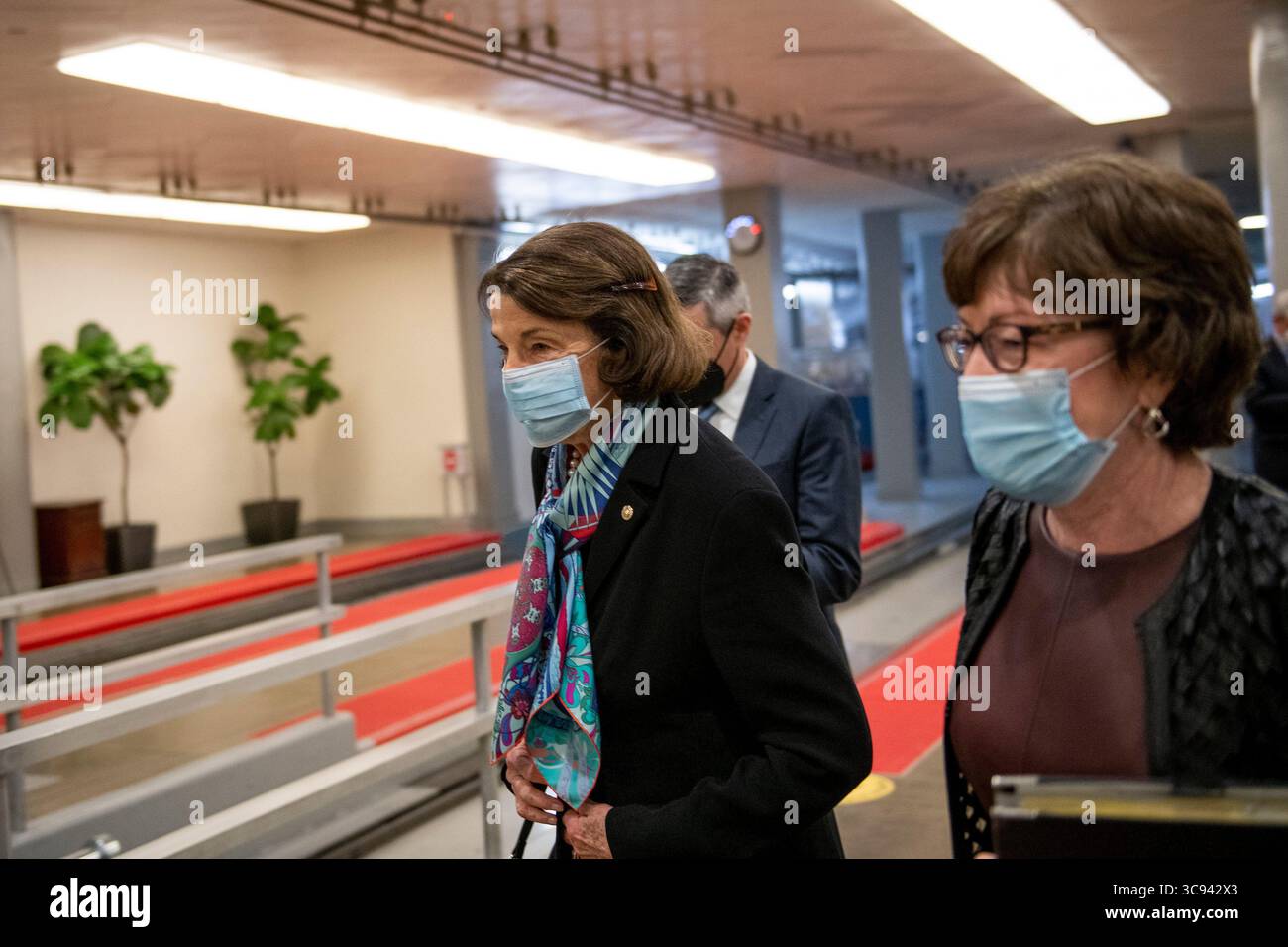 16 mars 2021, Washington, District de Columbia, États-Unis : la sénatrice américaine Dianne Feinstein (démocrate de Californie), à gauche, et la sénatrice américaine Susan Collins (républicaine du Maine), à droite, traversent le métro du Sénat pour un vote au Capitole des États-Unis à Washington, DC, mardi 16 mars 2021. Crédit : Rod Lamkey / CNP (crédit image : © Rod Lamkey - CNP/CNP via ZUMA Wire) Banque D'Images