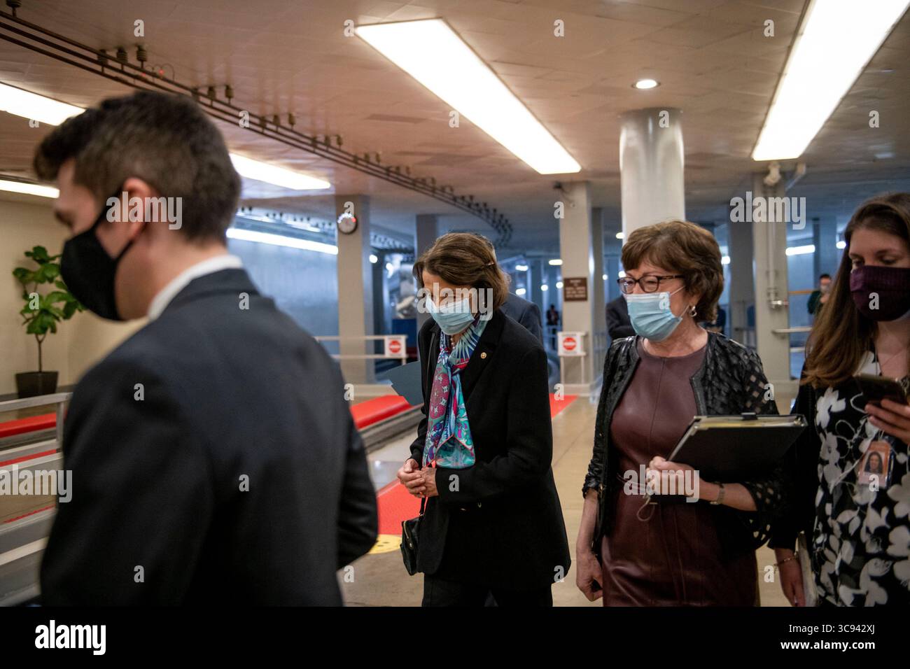 16 mars 2021, Washington, District de Columbia, États-Unis : la sénatrice américaine Dianne Feinstein (démocrate de Californie), à gauche, et la sénatrice américaine Susan Collins (républicaine du Maine), à droite, traversent le métro du Sénat pour un vote au Capitole des États-Unis à Washington, DC, mardi 16 mars 2021. Crédit : Rod Lamkey / CNP (crédit image : © Rod Lamkey - CNP/CNP via ZUMA Wire) Banque D'Images