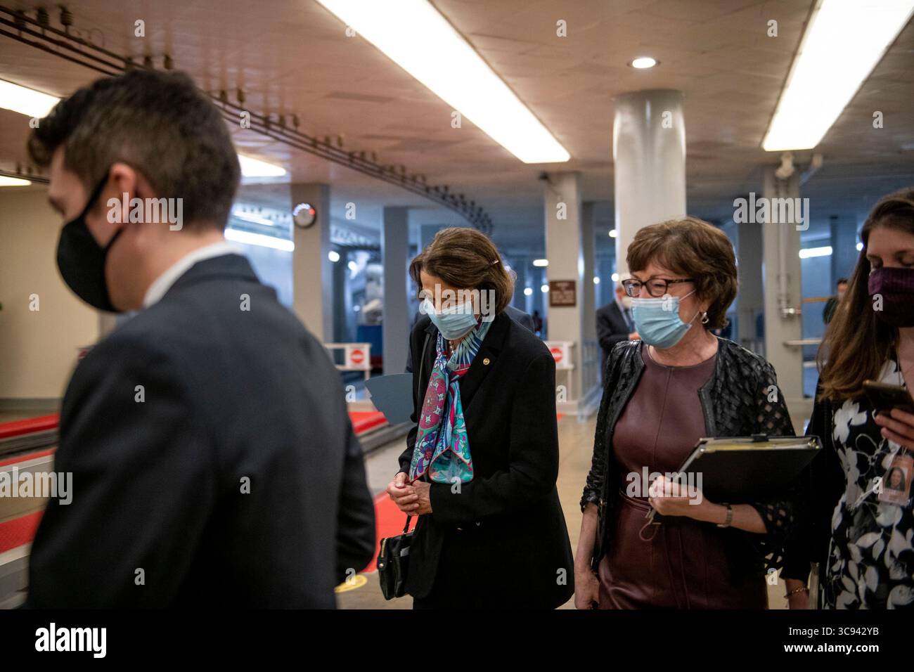 16 mars 2021, Washington, District de Columbia, États-Unis : la sénatrice américaine Dianne Feinstein (démocrate de Californie), à gauche, et la sénatrice américaine Susan Collins (républicaine du Maine), à droite, traversent le métro du Sénat pour un vote au Capitole des États-Unis à Washington, DC, mardi 16 mars 2021. Crédit : Rod Lamkey / CNP (crédit image : © Rod Lamkey - CNP/CNP via ZUMA Wire) Banque D'Images