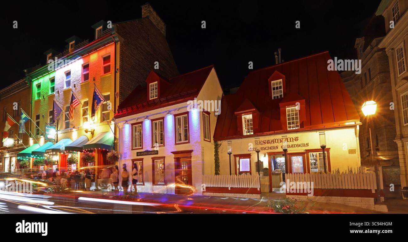 Touristes appréciant la marche dans les rues du Vieux Québec, y compris les restaurants colorés illuminés, Canada Banque D'Images