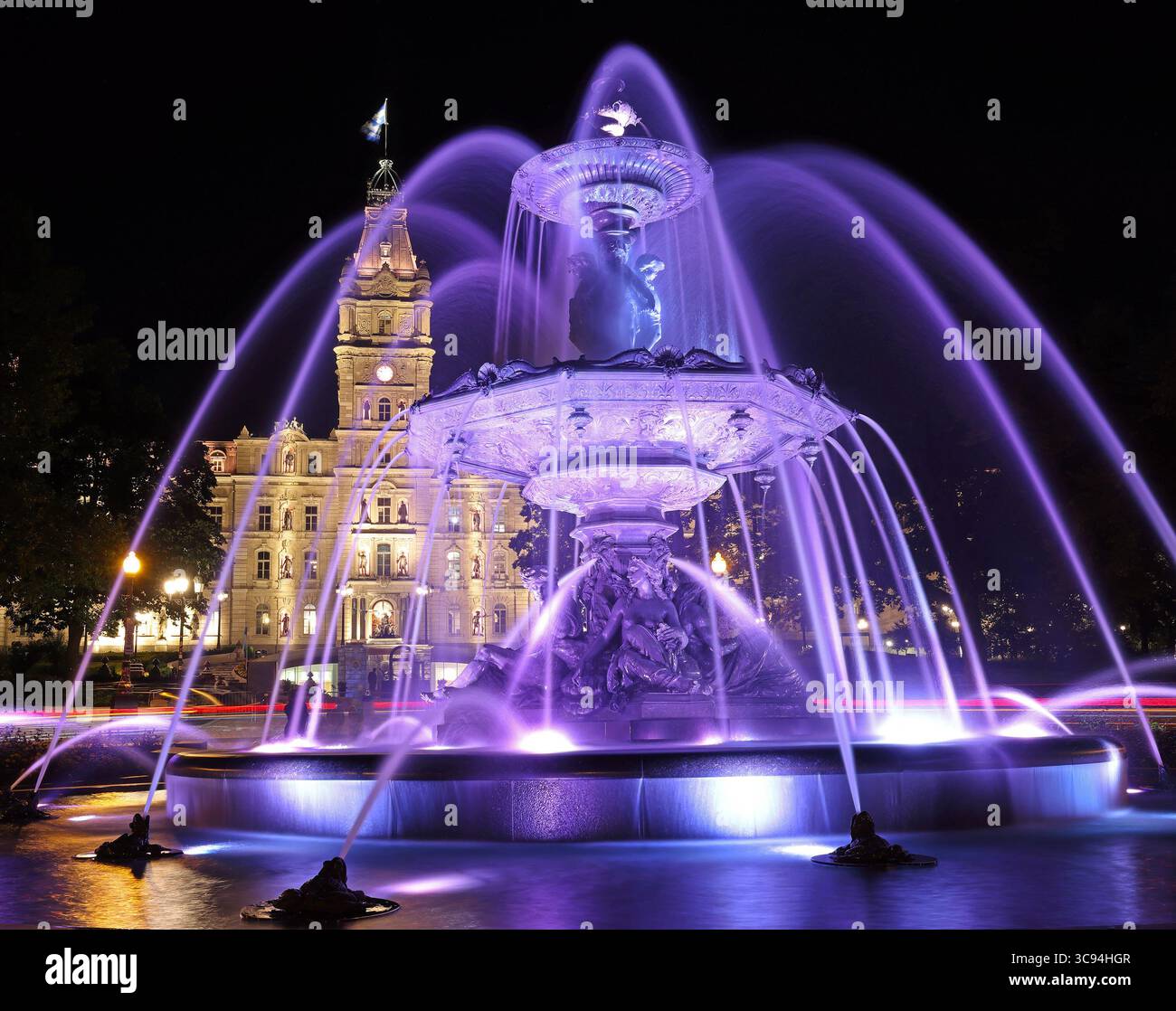 Parlement du Québec et fontaine de Tourny. Inaugurée le 3 juillet 2007, la fontaine a été offerte à la ville de Québec par la Maison Simons, une famille locale Banque D'Images