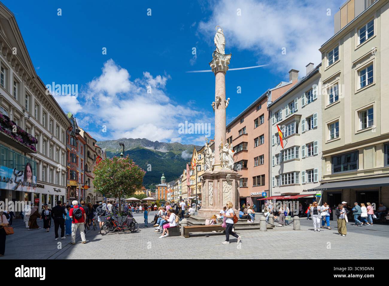 Innsbruck, Autriche. 31 juillet 2025. Vue panoramique sur la rue piétonne Maria-Theresien-Strasse dans le centre-ville Banque D'Images