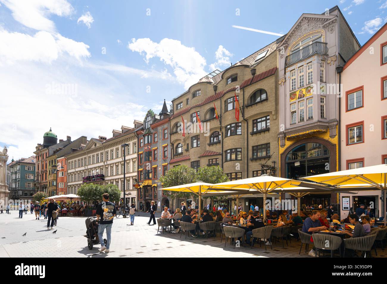 Innsbruck, Autriche. 31 juillet 2025. Vue panoramique sur la rue piétonne Maria-Theresien-Strasse dans le centre-ville Banque D'Images