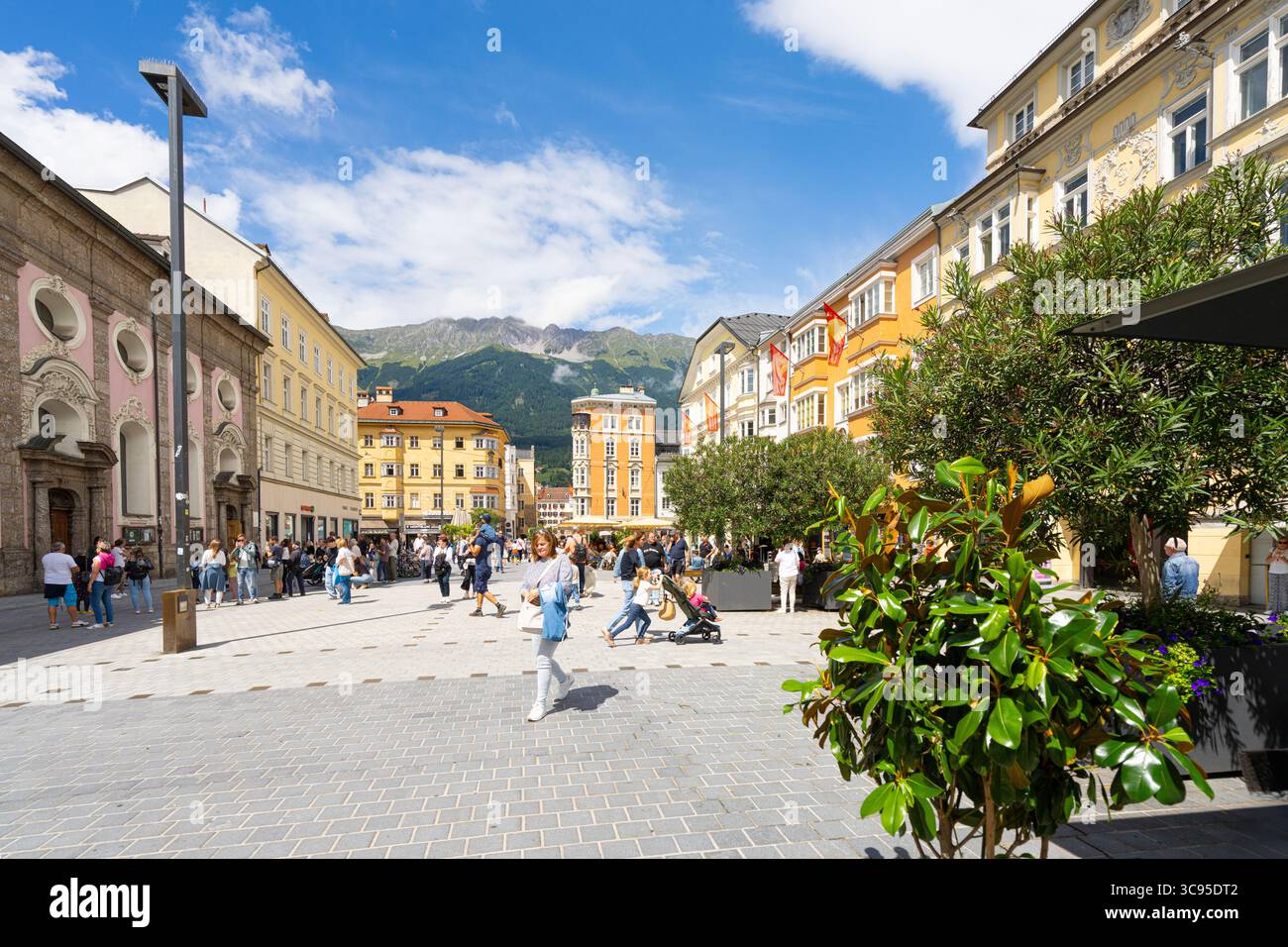 Innsbruck, Autriche. 31 juillet 2025. Vue panoramique sur la rue piétonne Maria-Theresien-Strasse dans le centre-ville Banque D'Images
