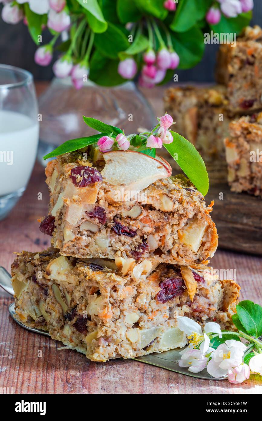 Flocons d'avoine maison, carottes, pommes et noix flapjack pour un petit déjeuner sain Banque D'Images