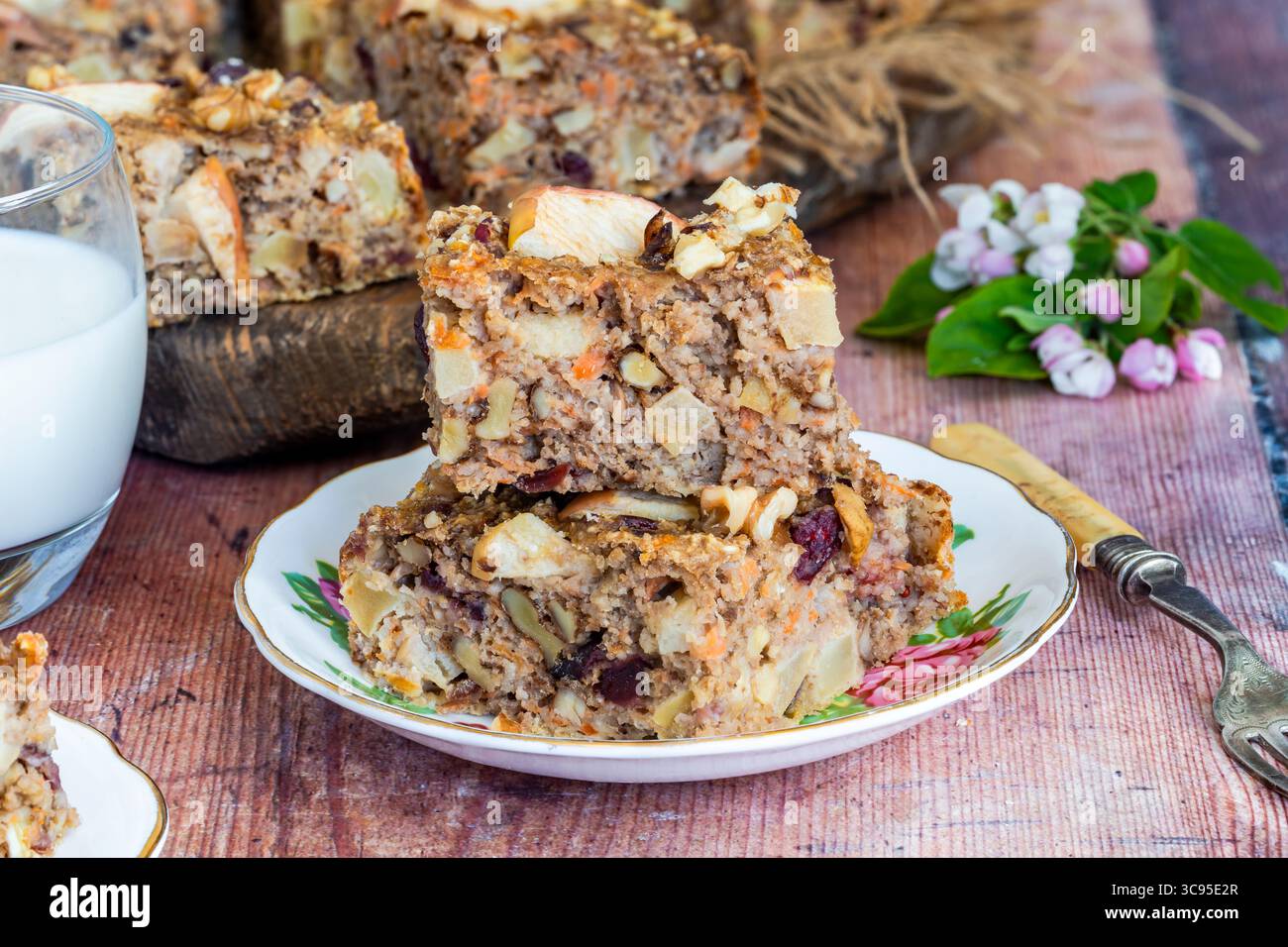 Flocons d'avoine maison, carottes, pommes et noix flapjack pour un petit déjeuner sain Banque D'Images