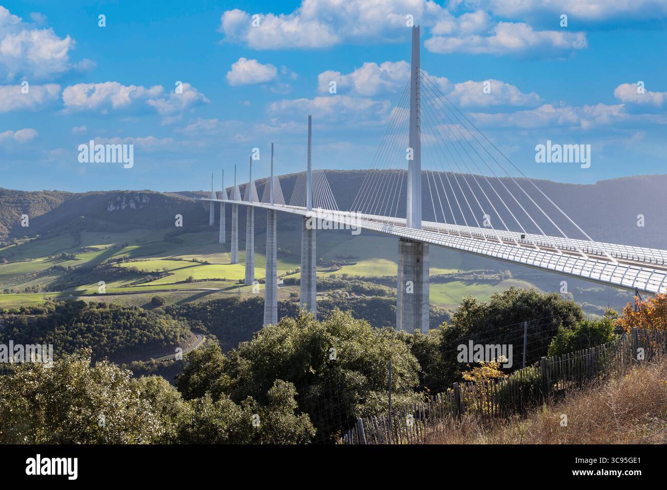 Une vue du viaduc de Millau, à travers la vallée des gorges du Tarn près (ouest de) Millau dans le département de l'Aveyron dans la région Occitanie, France Banque D'Images