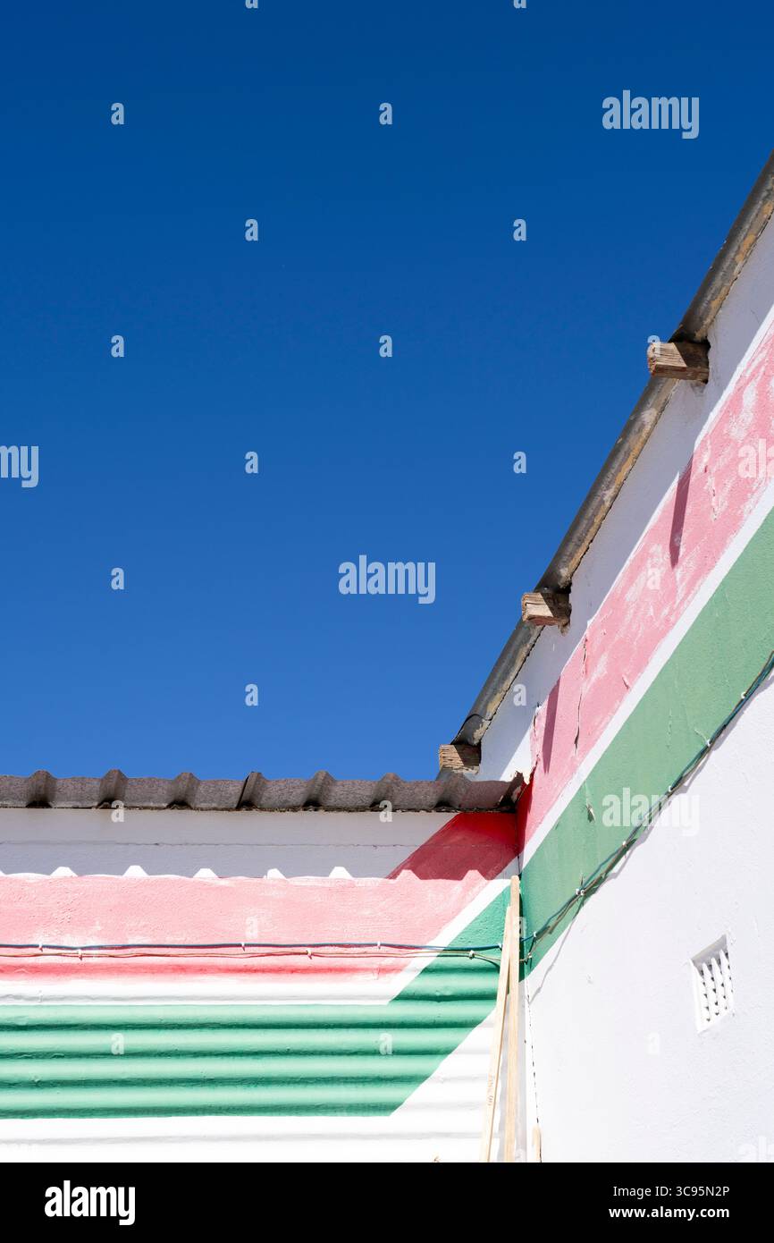 Mur rayé à la frontière sur le bord du mur par le toit en Namibie Banque D'Images