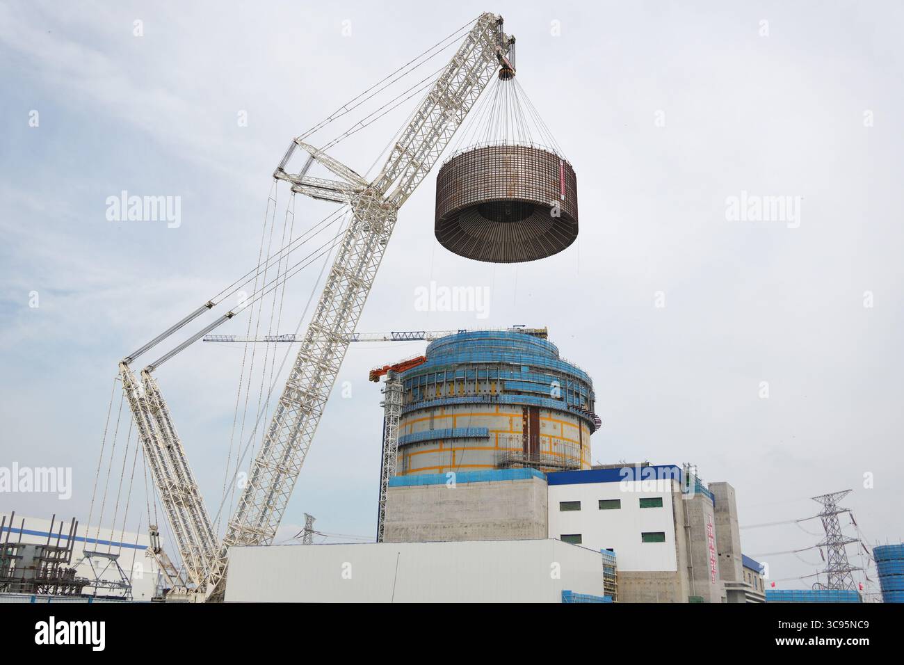 YANTAI, CHINE - 4 AOÛT 2025 - Une grosse grue soulève le module CB20 de l'île nucléaire de l'unité 3 à la centrale nucléaire de Haiyang à Yantai, dans la province du Shandong, en Chine, le 4 août 2025. Banque D'Images