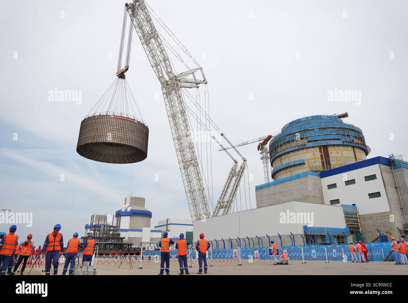 YANTAI, CHINE - 4 AOÛT 2025 - Une grosse grue soulève le module CB20 de l'île nucléaire de l'unité 3 à la centrale nucléaire de Haiyang à Yantai, dans la province du Shandong, en Chine, le 4 août 2025. Banque D'Images