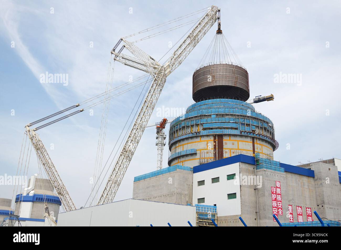 YANTAI, CHINE - 4 AOÛT 2025 - Une grosse grue soulève le module CB20 de l'île nucléaire de l'unité 3 à la centrale nucléaire de Haiyang à Yantai, dans la province du Shandong, en Chine, le 4 août 2025. Banque D'Images