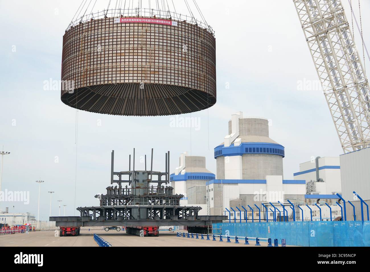 YANTAI, CHINE - 4 AOÛT 2025 - Une grosse grue soulève le module CB20 de l'île nucléaire de l'unité 3 à la centrale nucléaire de Haiyang à Yantai, dans la province du Shandong, en Chine, le 4 août 2025. Banque D'Images