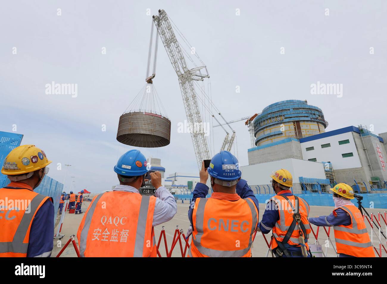 YANTAI, CHINE - 4 AOÛT 2025 - des membres du personnel surveillent le processus de levage du module CB20 sur le site de levage de l'île nucléaire de l'unité 3 de la centrale nucléaire de Shandong Haiyang. Centrale nucléaire de Shandong Haiyang à Yantai, Shandong, Chine, le 4 août 2025. Banque D'Images