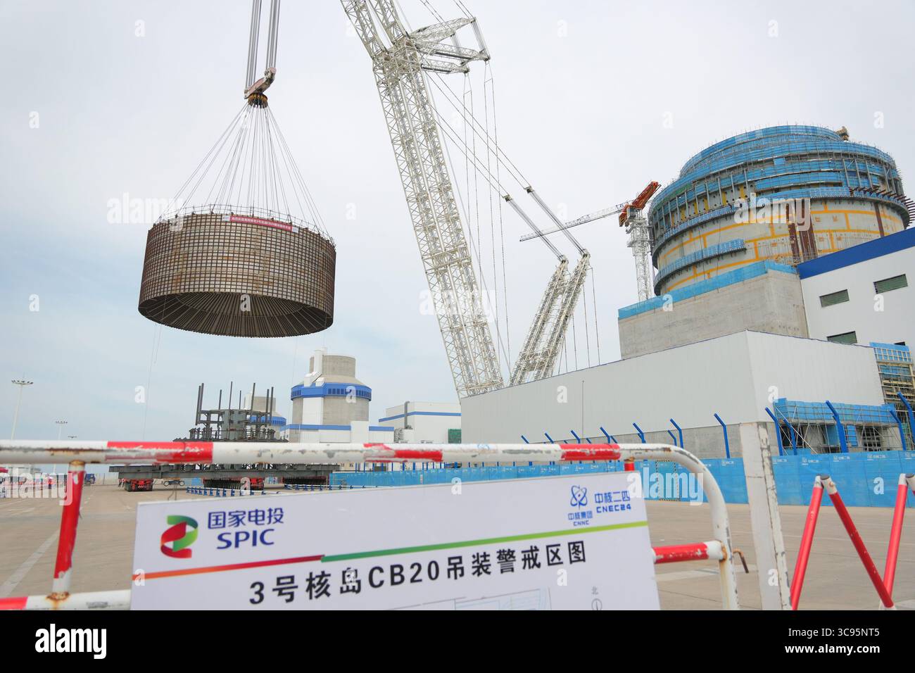 YANTAI, CHINE - 4 AOÛT 2025 - Une grosse grue soulève le module CB20 de l'île nucléaire de l'unité 3 à la centrale nucléaire de Haiyang à Yantai, dans la province du Shandong, en Chine, le 4 août 2025. Banque D'Images