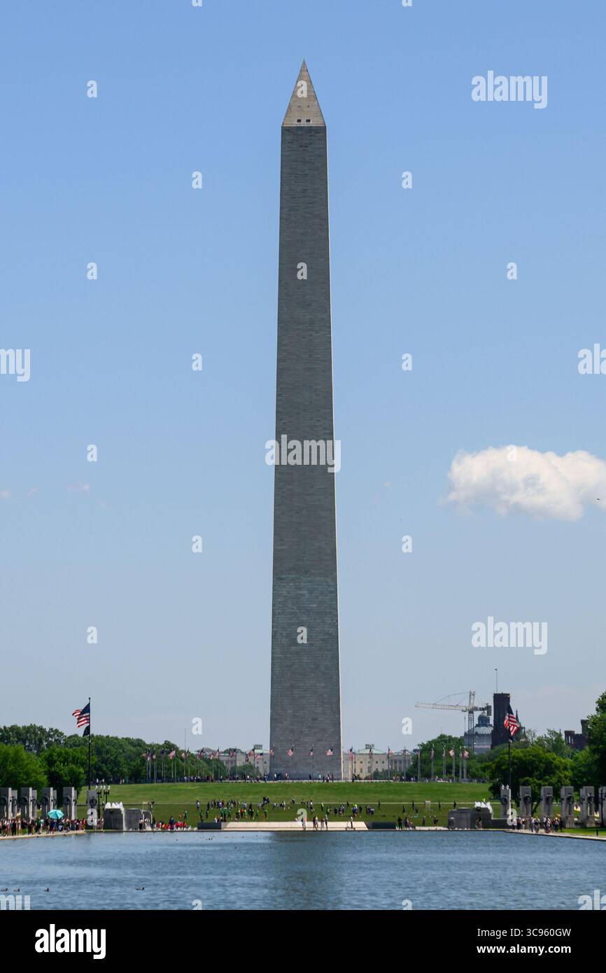 Washington Monument, la plus haute structure en pierre du monde, avec le Lincoln Memorial Reflecting Pool au premier plan, Washington DC, États-Unis. Banque D'Images