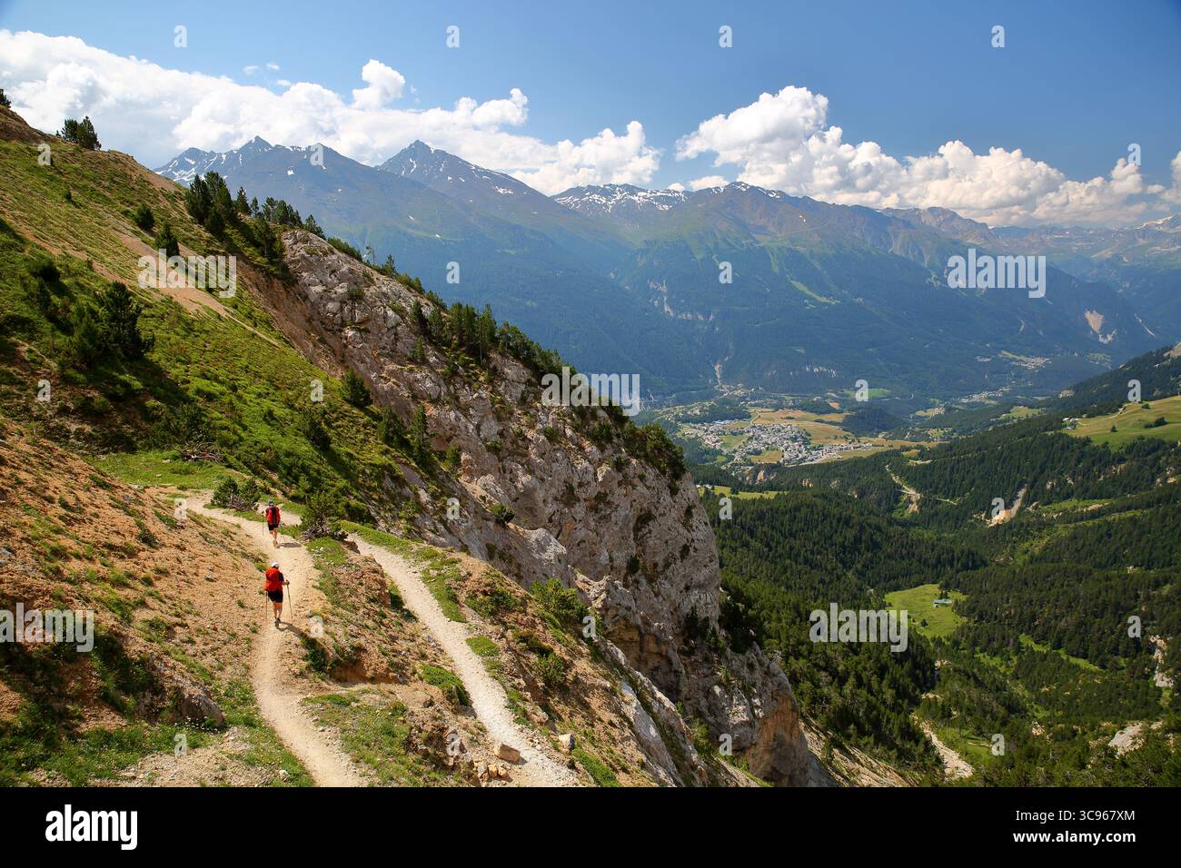 Un sentier de randonnée menant à la Turra, entouré de montagnes et surplombant la vallée de la Maurienne et le village Aussois, Savoie, France Banque D'Images