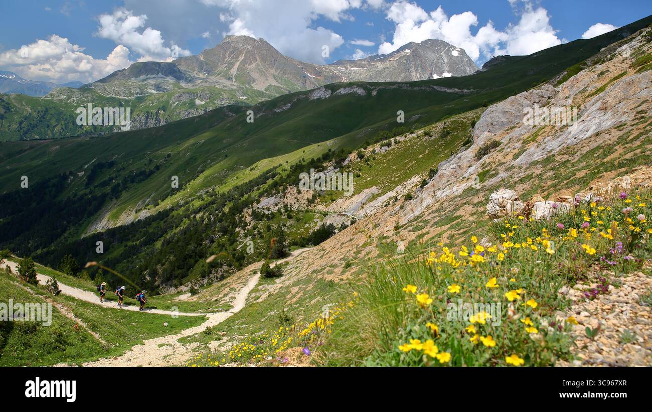 Un sentier de randonnée menant à la Turra et surplombant la vallée de la Maurienne et le village Aussois, Savoie, France, avec le sommet de la pointe de Bellecote Banque D'Images