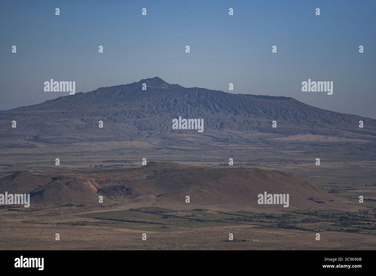 Vue sur la majestueuse chaîne de montagnes et les petites collines contre le ciel clair, avec des nuances de brun et de vert se mélangeant harmonieusement, Longonot, Nakuru Coun Banque D'Images