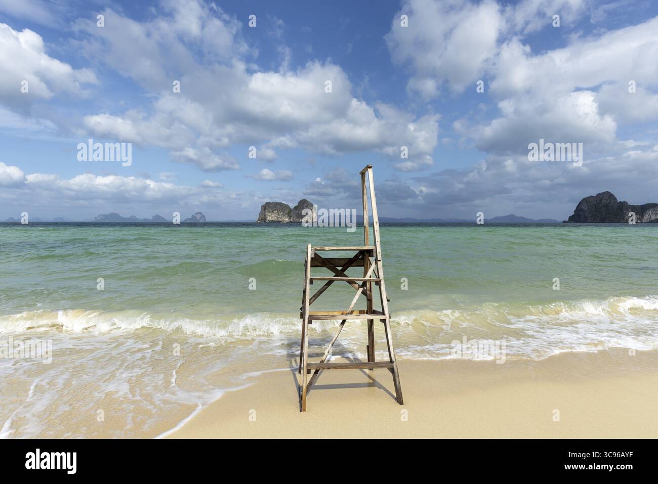 Une échelle d'embarquement et de débarquement solitaire pour les bateaux à longue queue sur la plage de l'île de Koh Ngai, mer d'Andaman, province de Satun, sud de la Thaïlande, Thaïlande Banque D'Images