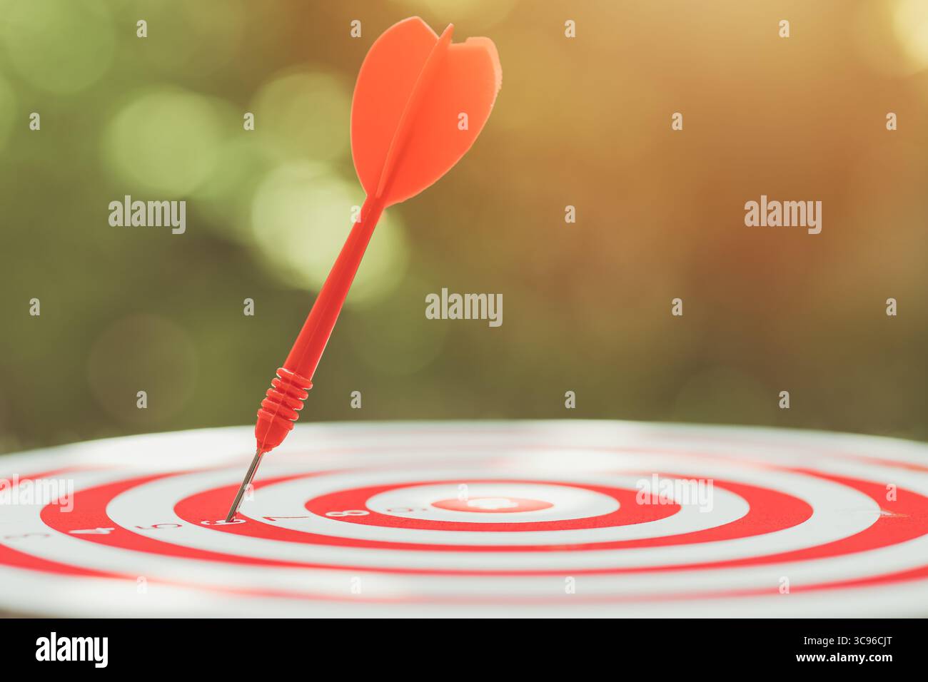 flèche fléchette manquante cible centrale, objectif perdu d'entreprise ou objectif d'échec de but Banque D'Images