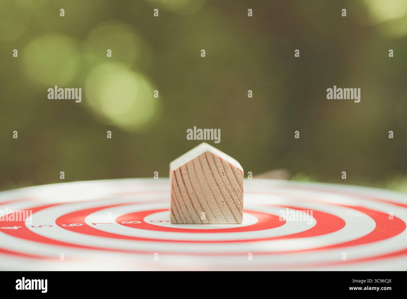 accueil au centre de la cible pour l'objectif d'investissement immobilier but dans le concept de propriétaire de maison d'affaires Banque D'Images