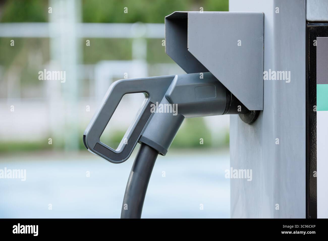 Gros plan prise de tête de chargeur de voiture électrique pour charger la voiture EV à la station de charge ev Banque D'Images