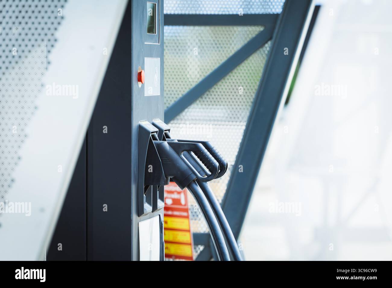 Gros plan prise de tête de chargeur de voiture électrique pour charger la voiture EV à la station de charge ev Banque D'Images