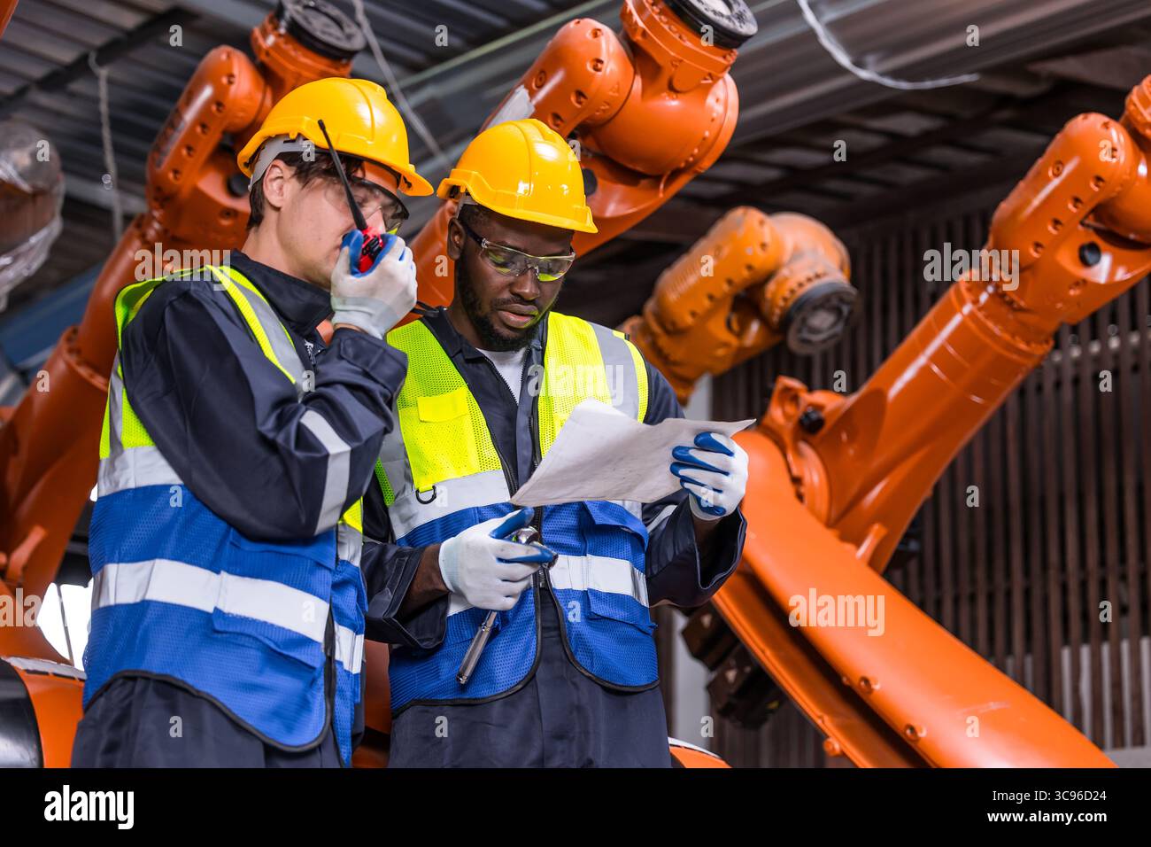 Africain avec les travailleurs d'équipe professionnels américains dans l'industrie avec uniforme de sécurité et Hard Hat coopération TeamWork Together Banque D'Images