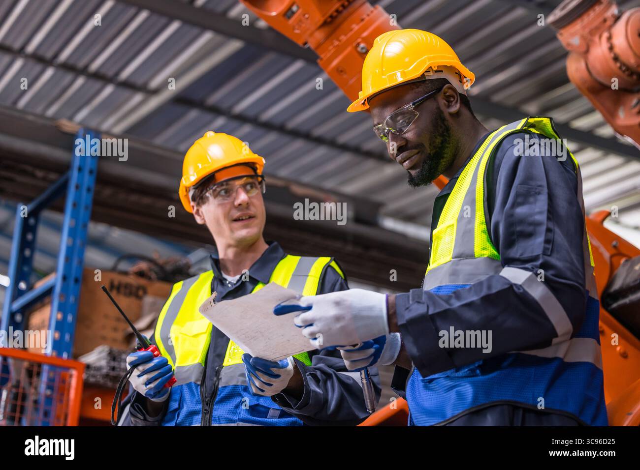 Africain avec les travailleurs d'équipe professionnels américains dans l'industrie avec uniforme de sécurité et Hard Hat coopération TeamWork Together Banque D'Images