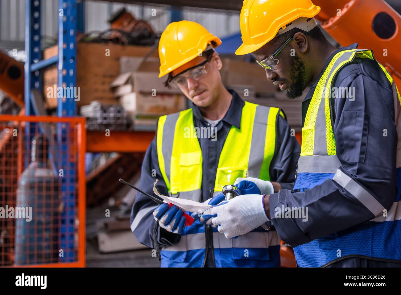 Africain avec les travailleurs d'équipe professionnels américains dans l'industrie avec uniforme de sécurité et Hard Hat coopération TeamWork Together Banque D'Images
