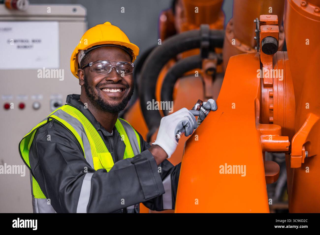 Africain American Black Engineer travailleur professionnel travaillant dans l'industrie lourde en uniforme de sécurité avec casque, Portrait heureux souriant Banque D'Images