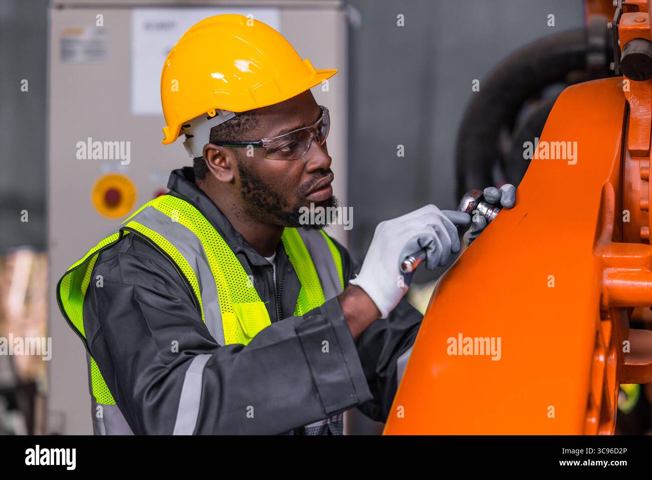 Afro-américain Black Expert travailleur. Ingénieur professionnel travaillant dans l'industrie lourde avec casque de sécurité uniforme Banque D'Images