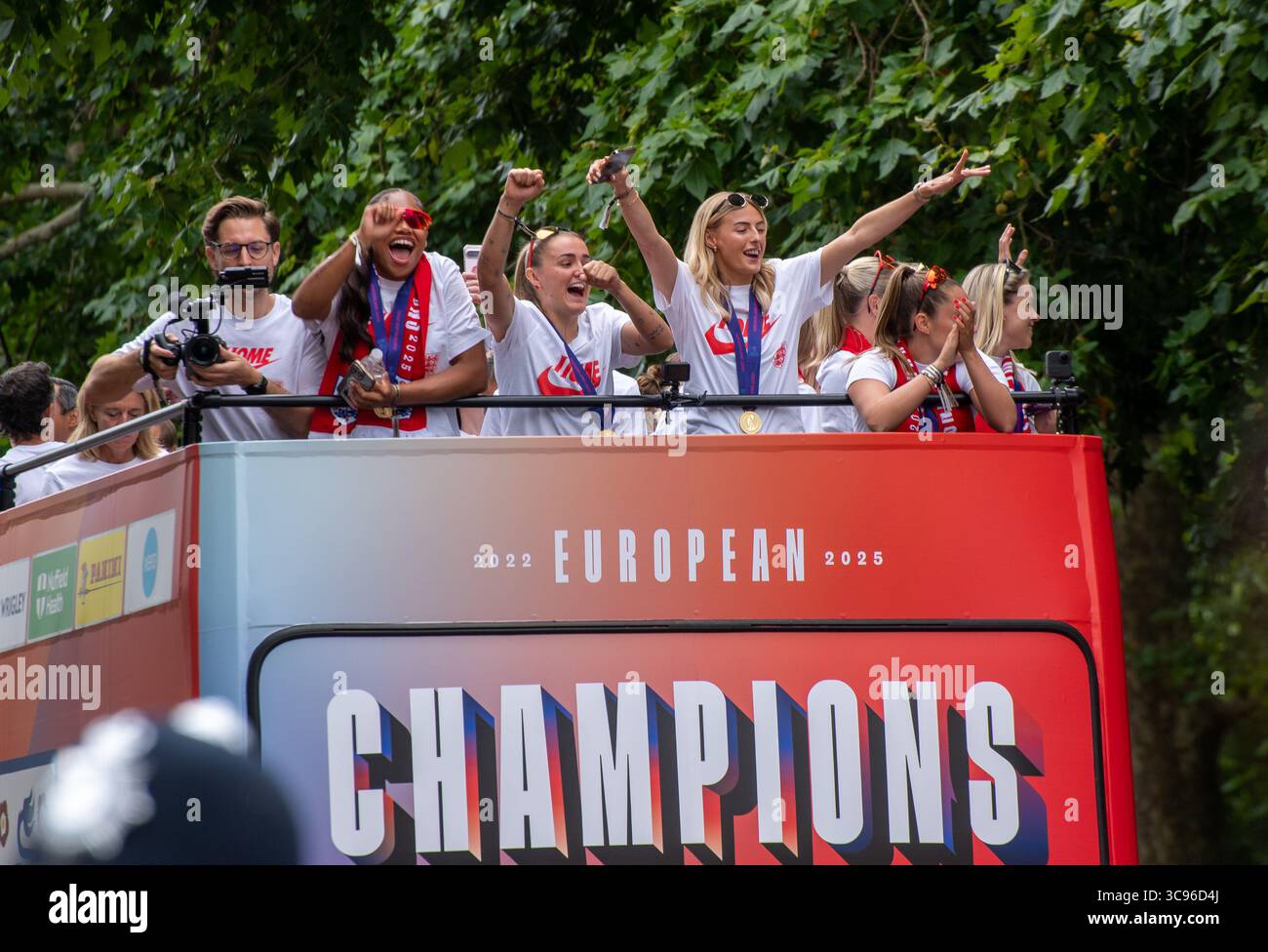 L'équipe féminine de football d'Angleterre a défilé en bus à toit ouvert dans le Mall, Londres, Royaume-Uni après avoir remporté les championnats de l'Euro 2025. Banque D'Images