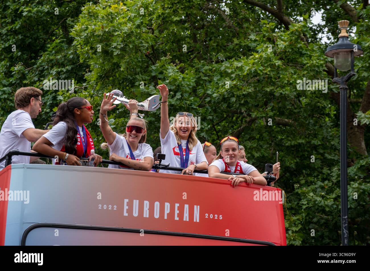L'équipe féminine de football d'Angleterre a défilé en bus à toit ouvert dans le Mall, Londres, Royaume-Uni après avoir remporté les championnats de l'Euro 2025. Banque D'Images