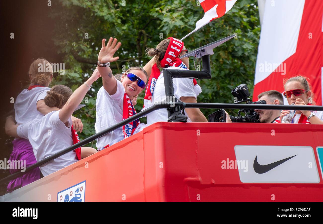L'équipe féminine de football d'Angleterre a défilé en bus à toit ouvert dans le Mall, Londres, Royaume-Uni après avoir remporté les championnats de l'Euro 2025. Banque D'Images