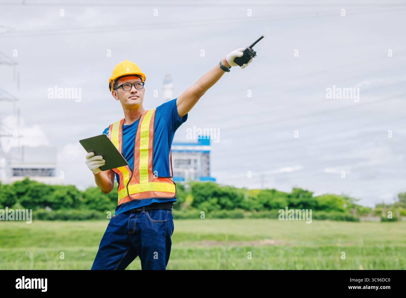 Ingénieur professionnel travailleur masculin avec centrale à charbon, centrale électrique avec fond vert de nature Banque D'Images