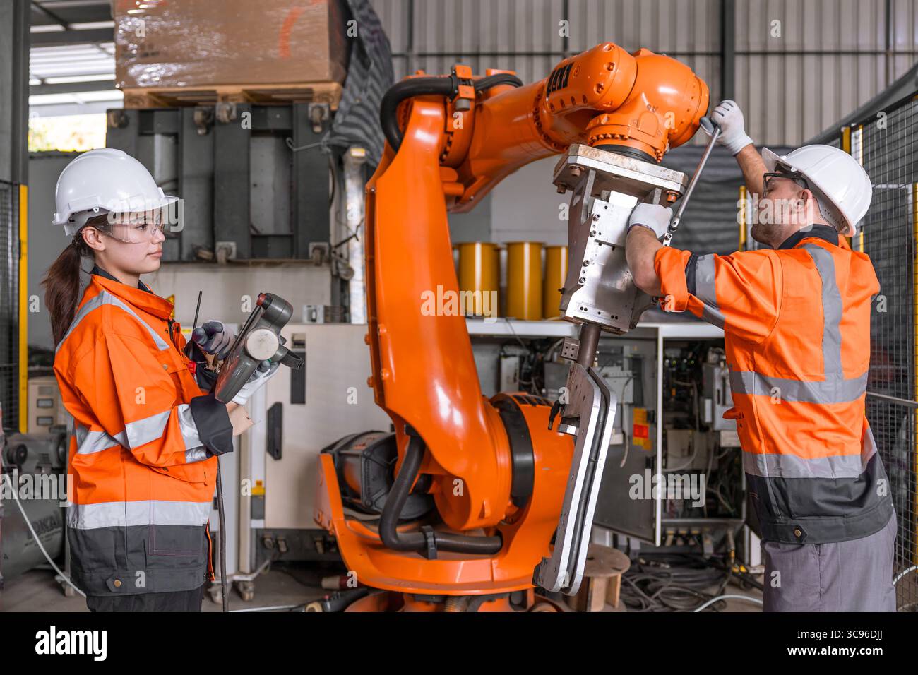 l'équipe d'ingénieur technicien fixe l'installation automatique de machine de bras de robot d'inspection de maintenance de service dans l'usine moderne. les ouvriers vérifient la réparation de réglage Banque D'Images